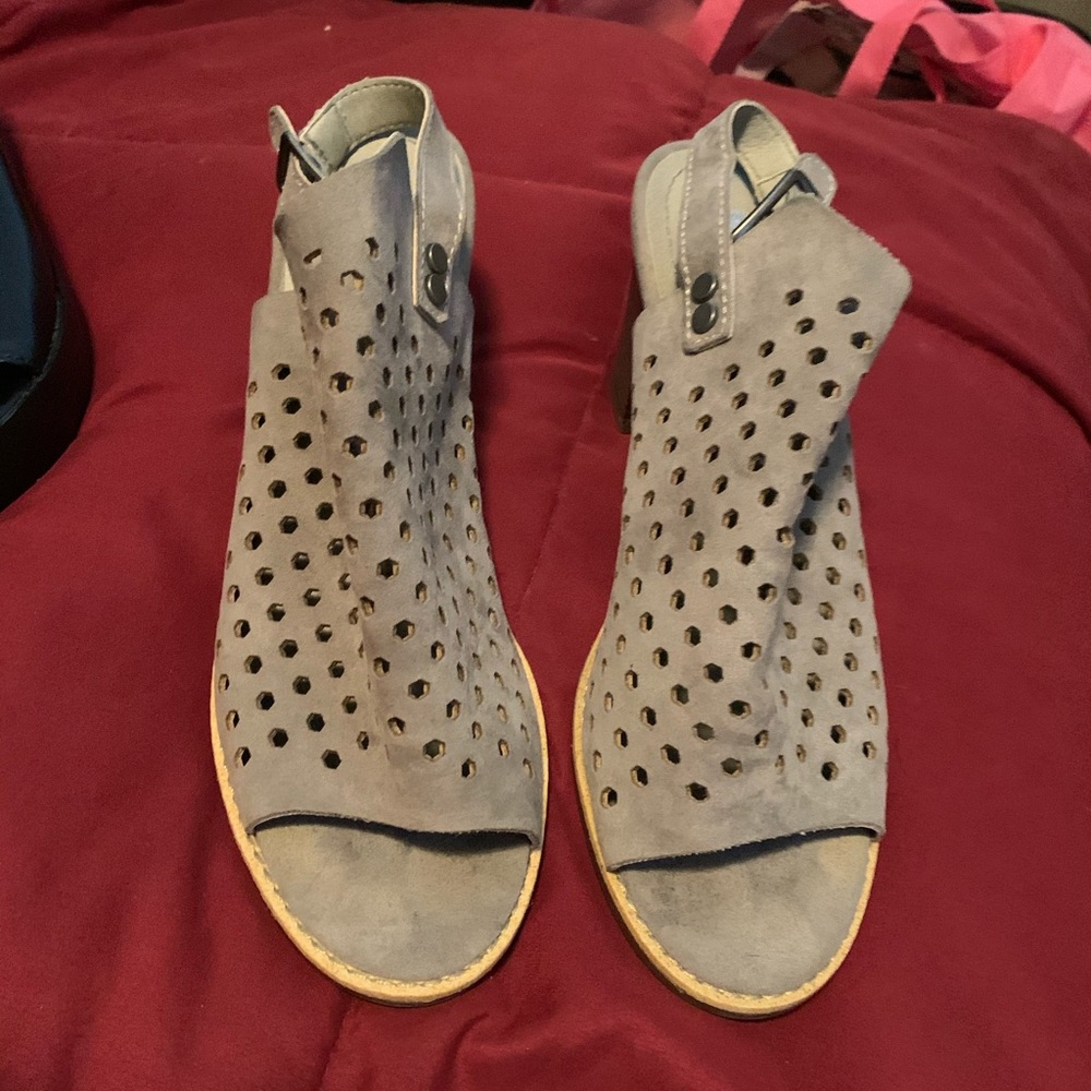 Sandles - Picture 2 of 2
